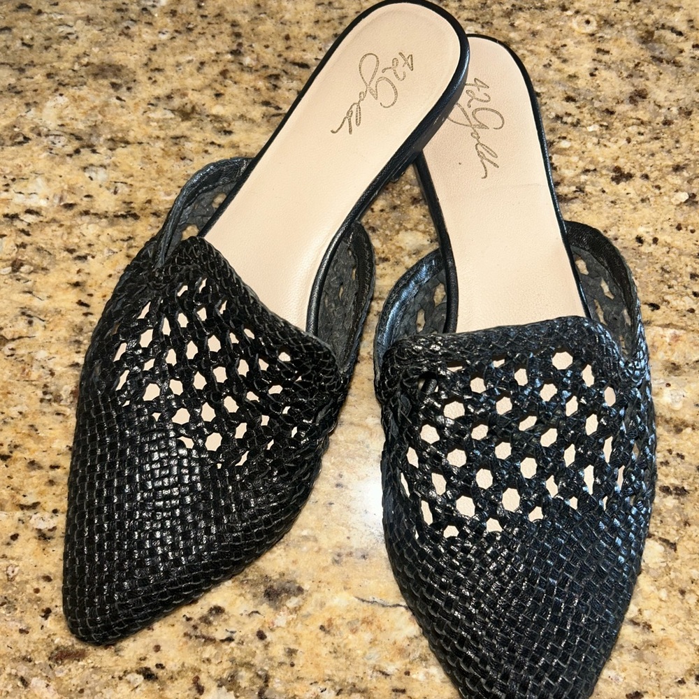 42 Gold Corra Black Raffia Handwoven Sandals. Size 11. Made in India